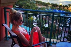 Теперь по утрам я встаю неохотно. Все меньше рискую, все чаще пью кофе. Делю я поступки на 