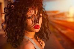 Пора к окулисту. Захожу в магазин - глаза разбегаются. Смотрю на цены - глаза на лоб лезут. Заглядываю в кошелёк - вообще ни фига не вижу...