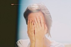 Иногда хочется доверить свои секреты малознакомым людям, с которыми общаешься недавно, но что-то удерживает это сделать, и не дает раскрыться.