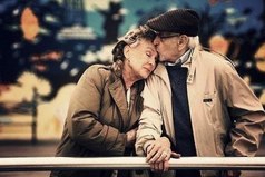 Пожилая пара, сидит на лавочке. Мужчина взял женщину за руку и сказал: 