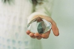 Один не разберёт, чем пахнут розы. Другой из горьких трав добудет мёд. Дай хлеба одному – на век запомнит. Другому жизнь пожертвуй – не поймет.