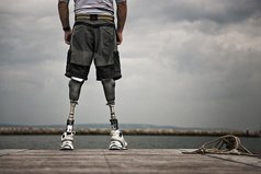 Жизнь ломает сильнейших, ставя их на колени, чтобы доказать, что они могут подняться. Слабаков же она не трогает, они и так всю жизнь на коленях.