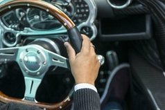 Люди сами себе устраивают проблемы – никто не заставляет их выбирать скучные профессии, жениться не на тех людях или покупать неудобные туфли.