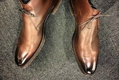 О человеке можно судить по его обуви — куда он идет, и где он был.