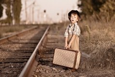 Оптимисты - это те, кто, опоздав на поезд, не расстраиваются, просто считают, что они пришли заранее на следующий.