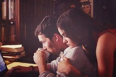 Интернет, он не сближает. Это скопление одиночества. Мы вроде вместе, но каждый один. Иллюзия общения, иллюзия дружбы, иллюзия жизни.