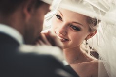 У женщины всего 3 потребности к мужчине. Если вы думаете, что это квартира, машина и шуба, то ошибаетесь. Всё гораздо проще – близость, благодарность, безопасность!