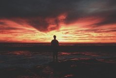 Нужно полюбить все вокруг, не обращать внимания на негатив. Быть счастливым — значит быть умным.