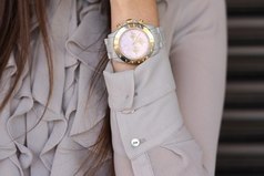 Посмотри на часы. Стрелки бегут только вперед. А знаешь почему? Потому что прошлое уже не имеет никакого значения.