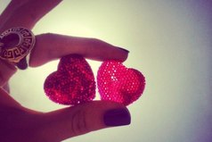 Бог дал нам две ноги, чтобы ходить, две руки, чтобы держать, два глаза, чтобы видеть, два уха, чтобы слышать, но почему только одно сердце?