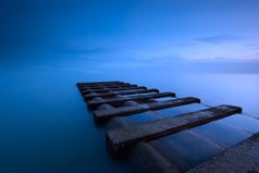 Если долго молчать, люди попросту перестают тебя замечать. Перестань болтать — и станешь человеком-невидимкой. Окружающие замечают не нас, а наши реакции на них. Стоит никак не реагировать на их поступки или слова, ты исчезнешь.