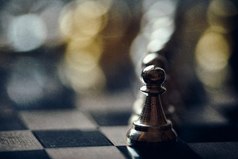 Когда игра заканчивается, король и пешка падают в одну и ту же коробку.