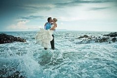 У тебя есть 2 варианта: либо я выхожу за тебя замуж, либо ты женишься на мне! Выбирай!