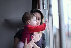 Лучший педиатр — мама! Она лечит не только лекарствами, но и лаской, и любовью!