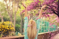 Сейчас Весна позвонила, пьяная, еле-еле разговаривает, вокруг шум, смех, орут чего-то! Я говорю «Ты где вообще?!», она говорит «Да иду уже!»