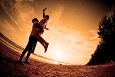 Браво тому мужчине, рядом с которым женщина ведет себя как маленькая девочка, а не как взрослый мужик.