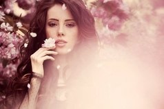 Девушку очень просто свести с ума, лишь дайте ей понюхать духи небезразличного ей человека.