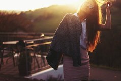 Не надо оставлять девушку одну, чтобы потом не возникало вопросов: где она была, с кем она была, что она делала и какого черта она это сделала.