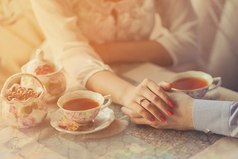 Любить - это взять на себя ответственность держать руку человека в любой жизненной ситуации.