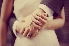 Счастливый брак — это не когда на седьмом году семейной жизни к тебе в окно влезают с букетом в зубах, а когда тебя ежесекундно уважают и не ходят ногами по твоей душевной территории.