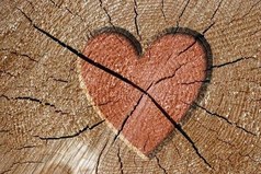 У Иисуса был деревянный крестик и золотое сердце,а сейчас у многих золотые кресты и деревянные сердца.