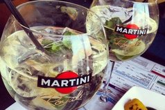 Сижу, чаек попиваю с вареньем... вкусно конечно, но не мартини, не мартини!