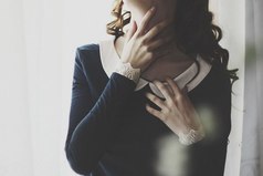 Что уж тут скрывать или молчать, я люблю его, это ясно. Люблю, люблю.. Это камень на моей шее, и я иду с ним на дно, но я люблю этот камень и жить без него не могу.