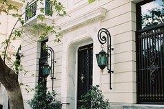 Чем дольше медлишь у двери, тем более чужим становишься.