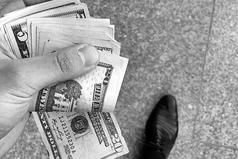 Мир состоит из бездельников, которые хотят иметь деньги, не работая, и придурков, которые готовы работать, не богатея.