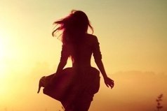 Не люби никого, и ты будешь нравиться всем. Посылай к черту весь мир, и тобой будут восхищаться. Люди не ценят хорошего отношения.