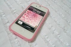 Только девушка может потерять телефон, который у неё в руках.