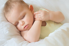 Раздеть спящего малыша – это как разминировать бомбу. Одно резкое движение – минус 3 часа сна.