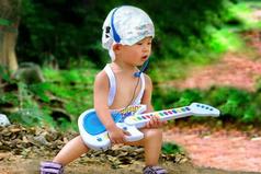 Дети - это вечный двигатель, прыгатель, бегатель, толкатель, скакатель, хвататель а ещё крепко обниматель и целователь.