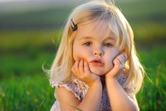 Это Сейчас наращивание волос, ресниц... А в детстве бантик на голову прицепишь и всё - красавица!!!