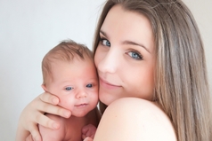 Поцелую нежно мягкую ручонку, прикоснусь губами к носику едва. Сердце замирает от любви к дочурке, для меня нет в мире лучше существа!