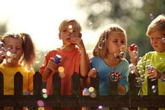 День со счастья начинается, счастье встало раньше всех! Счастье маме улыбается, развернув улыбку в смех.