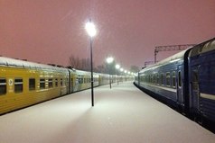 Тому, кто уезжает, всегда чуть легче. Ему не остается весь город воспоминаний.