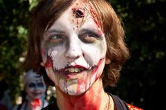 Совет дня: Никогда не ходите пугать сотрудников банка в хэллоуиновском костюме. Они перепугаются. Особенно, если сегодня не Хэллоуин!