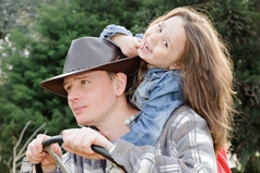 Сколько бы вы не учили детей хорошим манерам, они все равно от природы склонны подражать своим родителям.