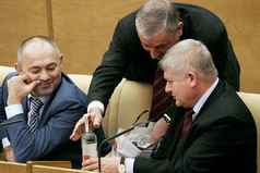 Депутаты Госдумы жалуются - им ещё не выдали квартиры за май! 