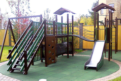 Проигравший на выборах депутат обиделся и забрал построенную детскую площадку обратно к себе на дачу.