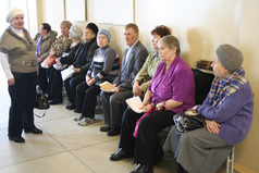 Работница паспортного стола три часа просидела в очереди в поликлинике. Так тебе и надо, сволота.