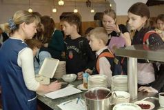 Школьникам так понравился обед в столовой, что они попросили СанЭпидемстанцию не уходить.