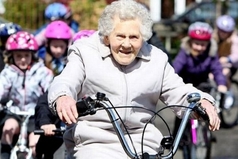 Пенсионерка Людмила Валентиновна так спешила на последнюю электричку, что догнала предпоследнюю.