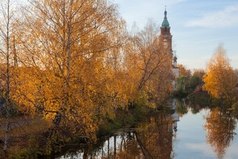 По-моему, самое лучшее на земле — это идти вот так осенью вдоль реки, уходить, уплывать вместе с водой, без усилия, без спешки, безо всего, чем отмечено любое действие человека.