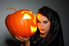 Девушки! Сегодня Хэллоуин... можно не краситься.