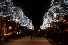 Очень хочется прогуляться по городу вечером в предновогодние дни, когда всё будет гореть огоньками, поздравлениями с новым годом и в воздухе будет пахнуть приближающимся новым годом. 