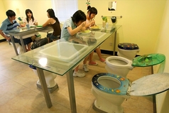 Неизбежное продолжение праздничного стола — праздничный стул.