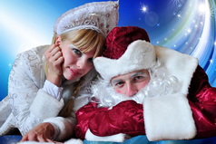 В красной шубе, с красным носом, Дед фигачит по морозу: в шапке, с палкой и с мешком, и с бухим снеговиком. Рядом кролик в каблуках и снегурка на рогах. Если встретишь этот сброд,значит скоро Новый Год!  