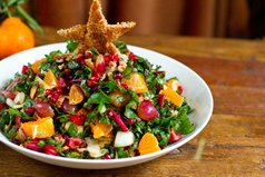 Салат в новогоднюю ночь смягчает не только водку в качестве закуски, но и служит прекрасной маской для лица.